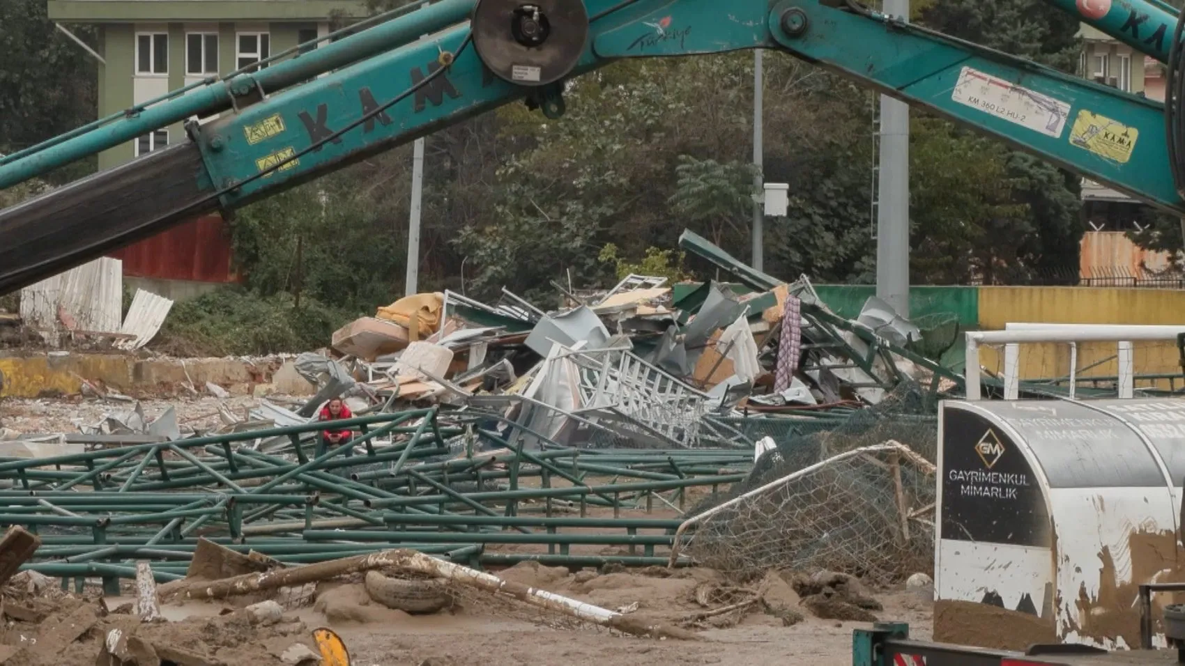 İstanbul'da sel felaketinin izleri silinmeye çalışılıyor: Bir kişi hala aranıyor