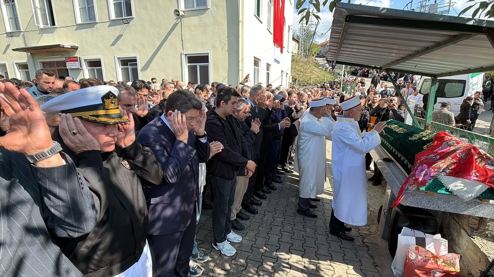 Minik Eslem Sare'nin vedası yürekleri dağladı: Bartın'da gözyaşları sel oldu