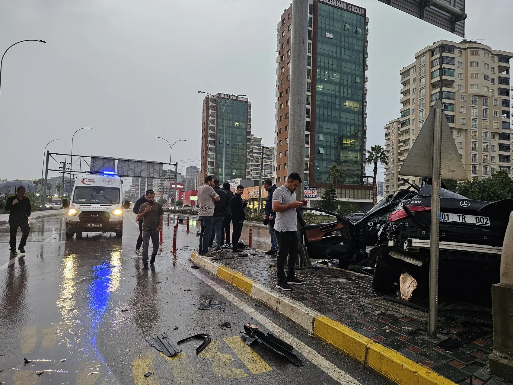 Adana'da yağmurun ardından gelen acı haber: Genç sürücü direksiyon hakimiyetini kaybetti