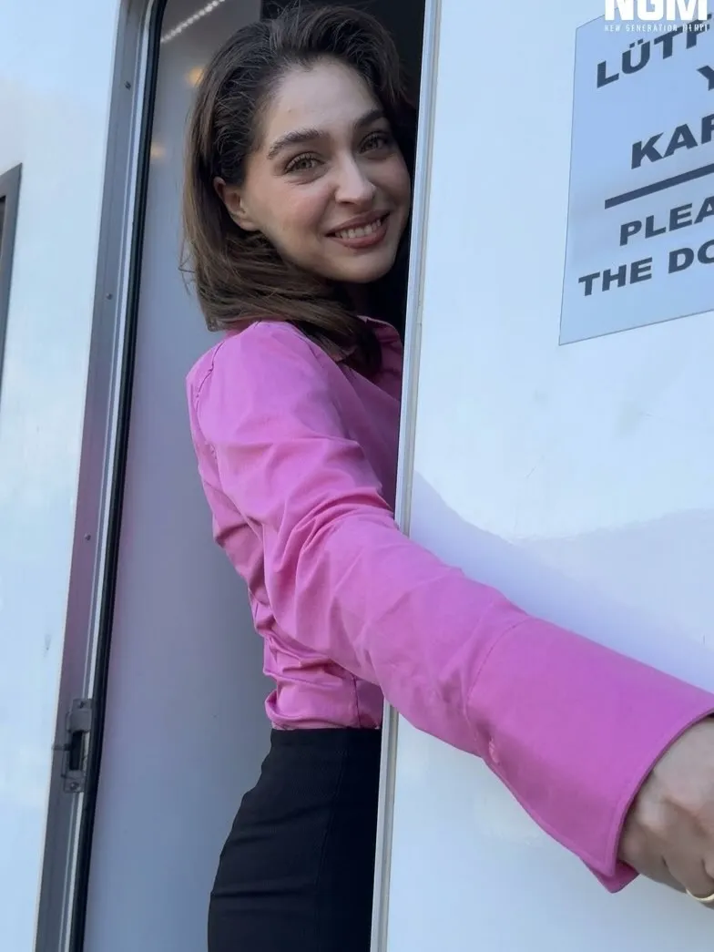 Cemre Baysel'den parkede anlamlı mesaj: Pembe top bu kez erken tanı için havalanıyor