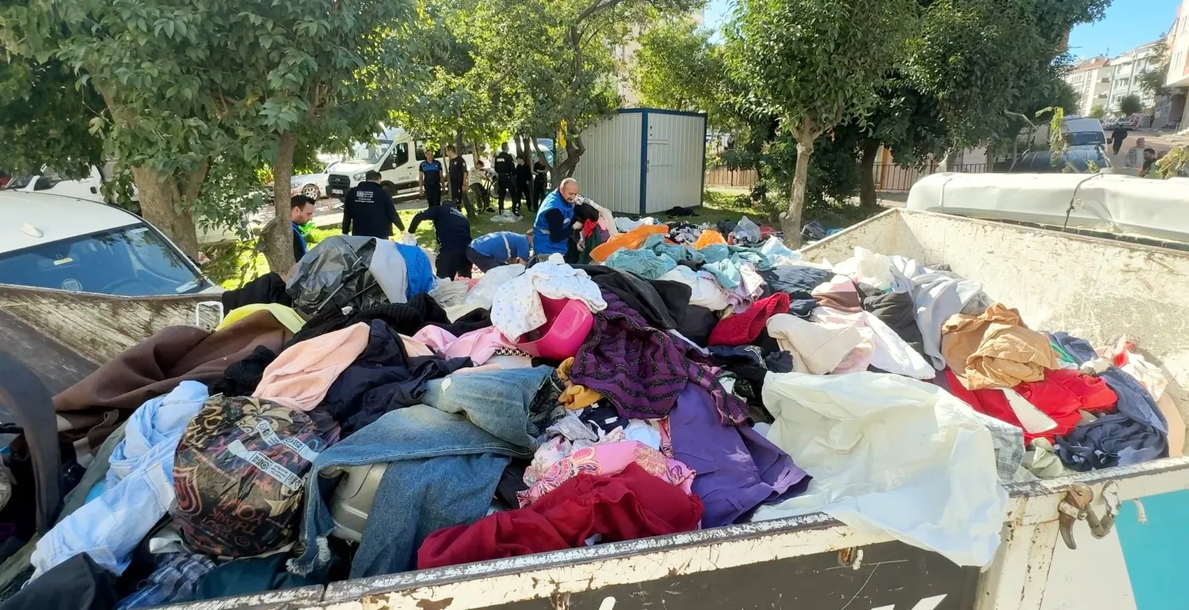 Avcılar'da şaşkına çeviren görüntü: Bodrum katından sokağa taşan kıyafetler kapış kapış gitti