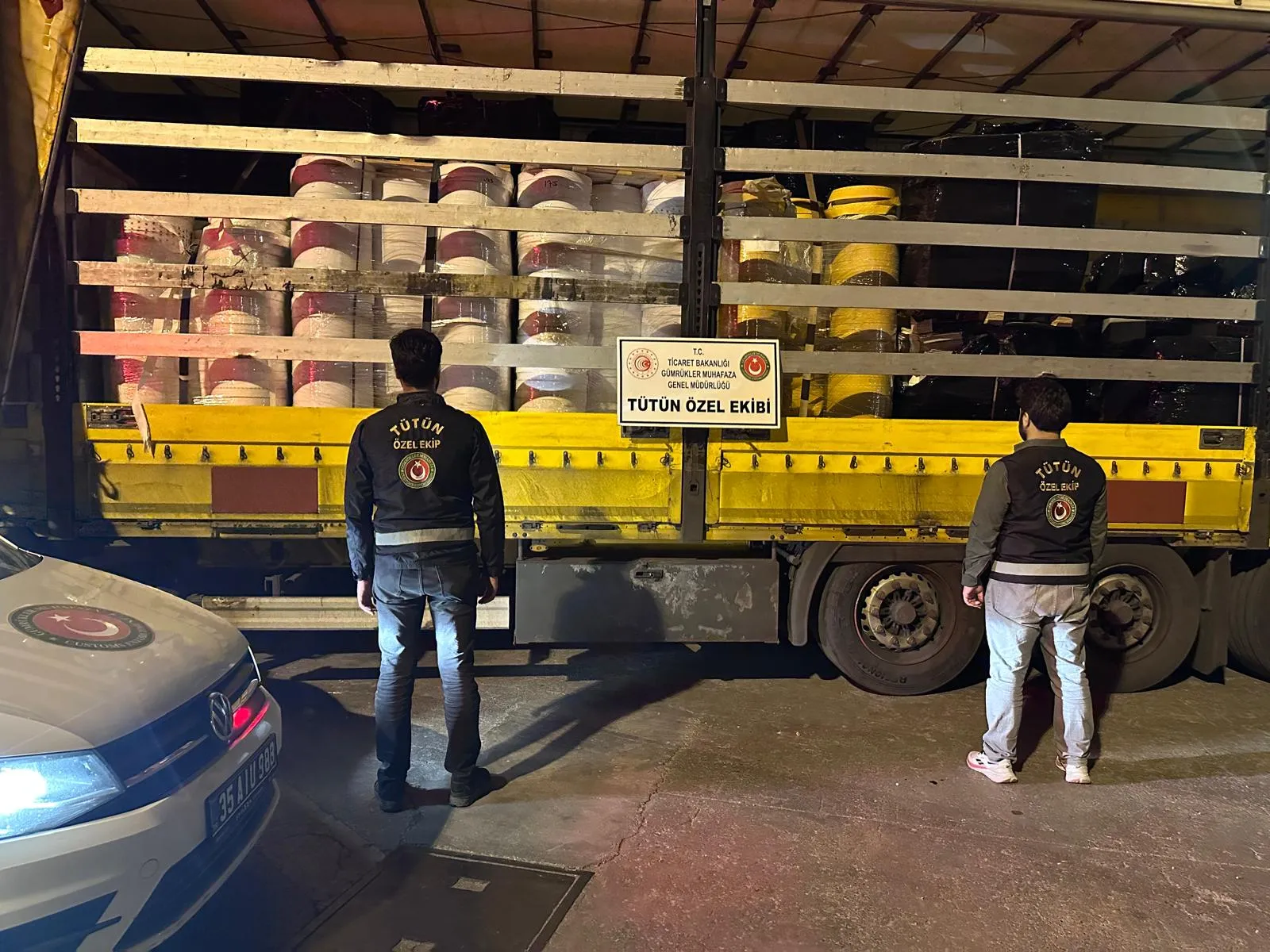 İzmir'de devasa kaçak tütün operasyonu: Milyonluk vurgun engellendi