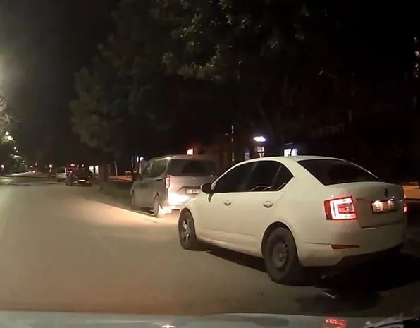 Trafikte selektör gerilimi: Önce küfür etti, sonra aracın önüne kırdı