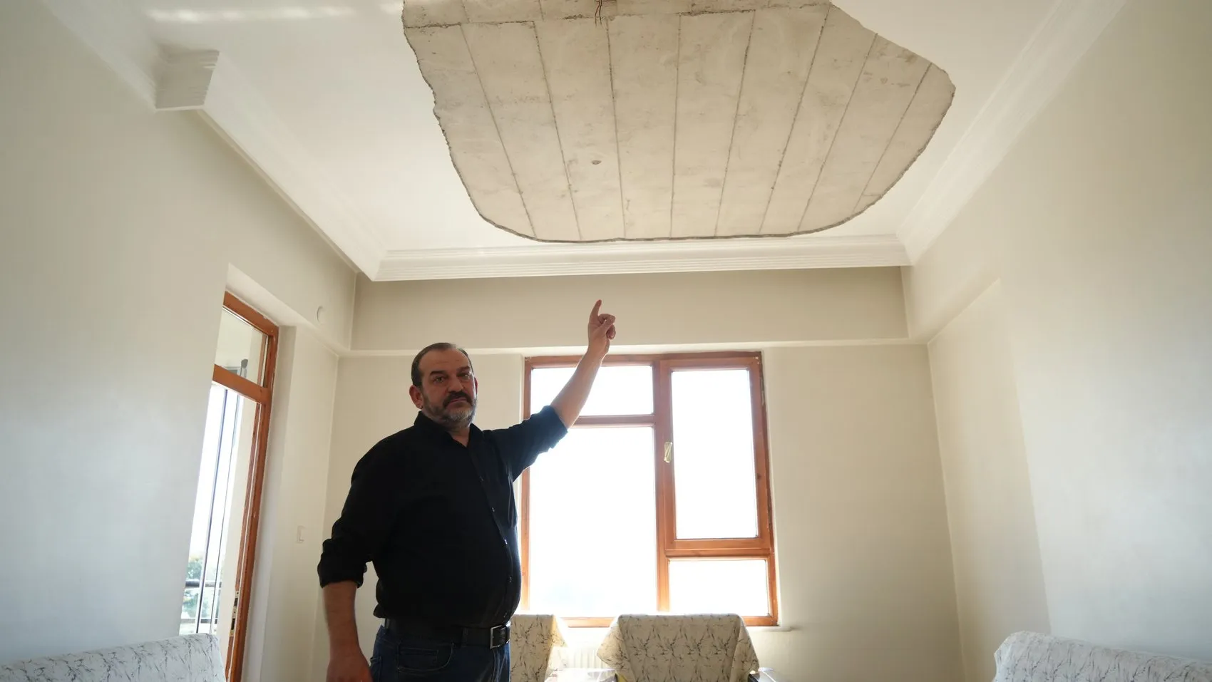 Kayseri'de evde oturduğu sırada dehşeti yaşadı: Tavandan kopan parçalar görme yetisini elinden aldı