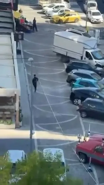 Esenyurt'ta dehşet anları: Kuyumcuya kurşun yağdırdı, yoldan geçen sürücünün aracını gasp edip kaçtı