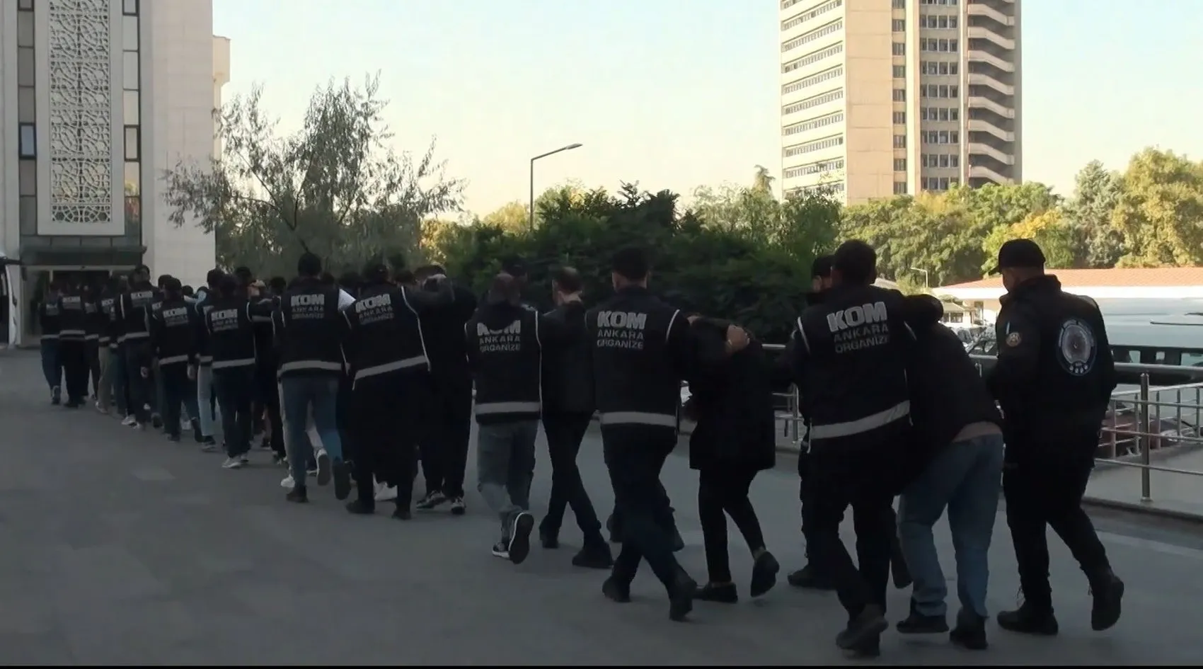 Başkentte suç ağlarına büyük darbe: Daltonlar ve Şapkalılar çetelerine operasyon
