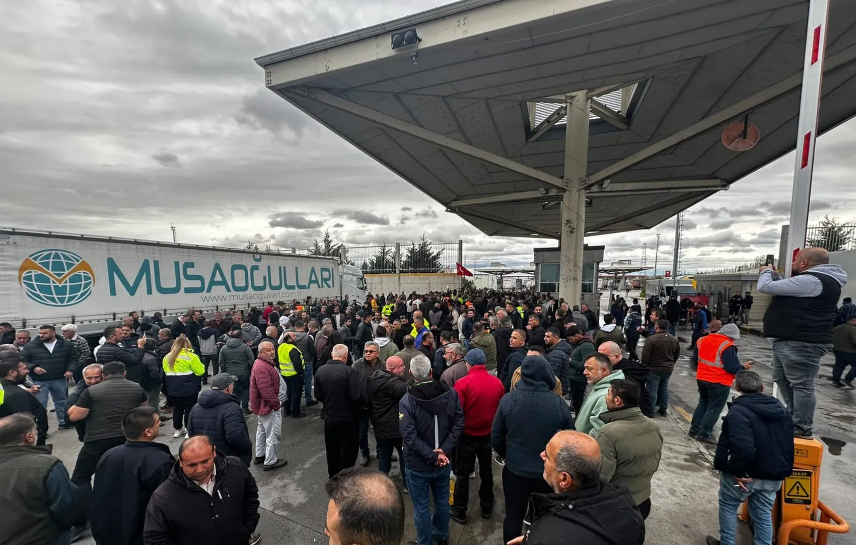 Direksiyon başında vize engeli: Uluslararası nakliyeciler sınırda kontak kapattı