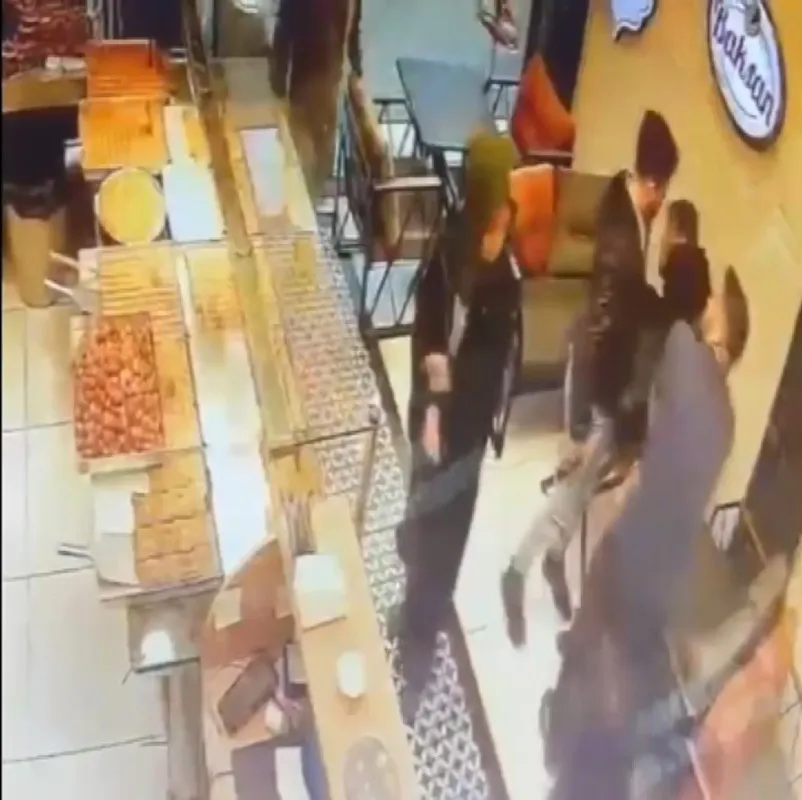 Kumar borcunu kapatmak için kuyumcuya girdi: Şemsiyeli soyguncunun büyük hayal kırıklığı