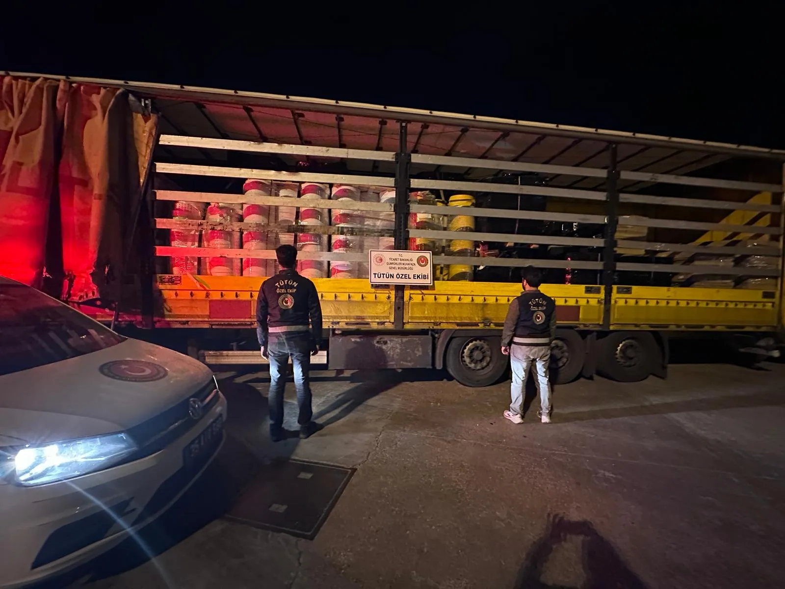 İzmir'de devasa kaçak tütün operasyonu: Milyonluk vurgun engellendi