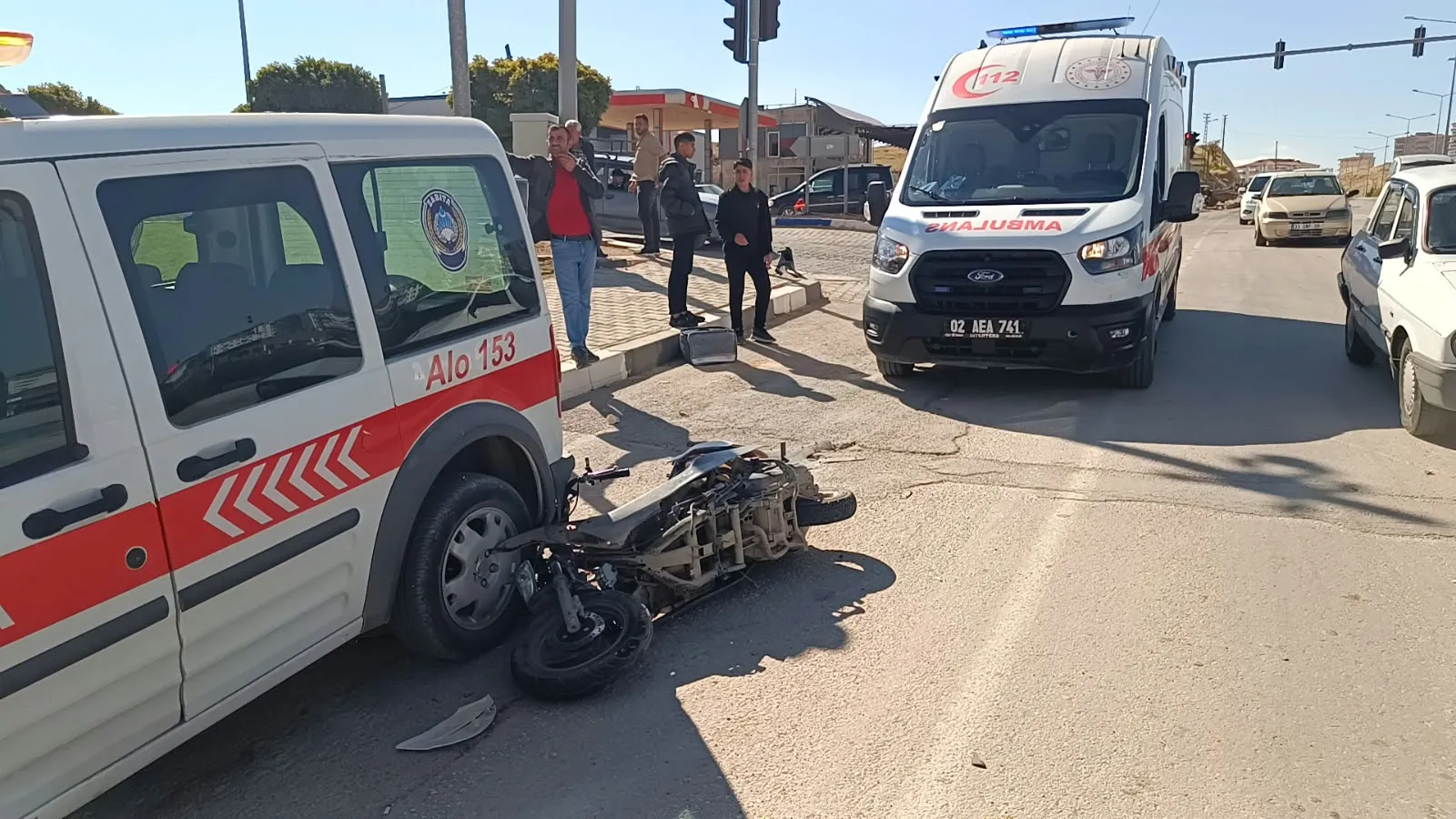 Besni'de trafik dehşeti: Motosiklet sürücüsü yaşam mücadelesi veriyor