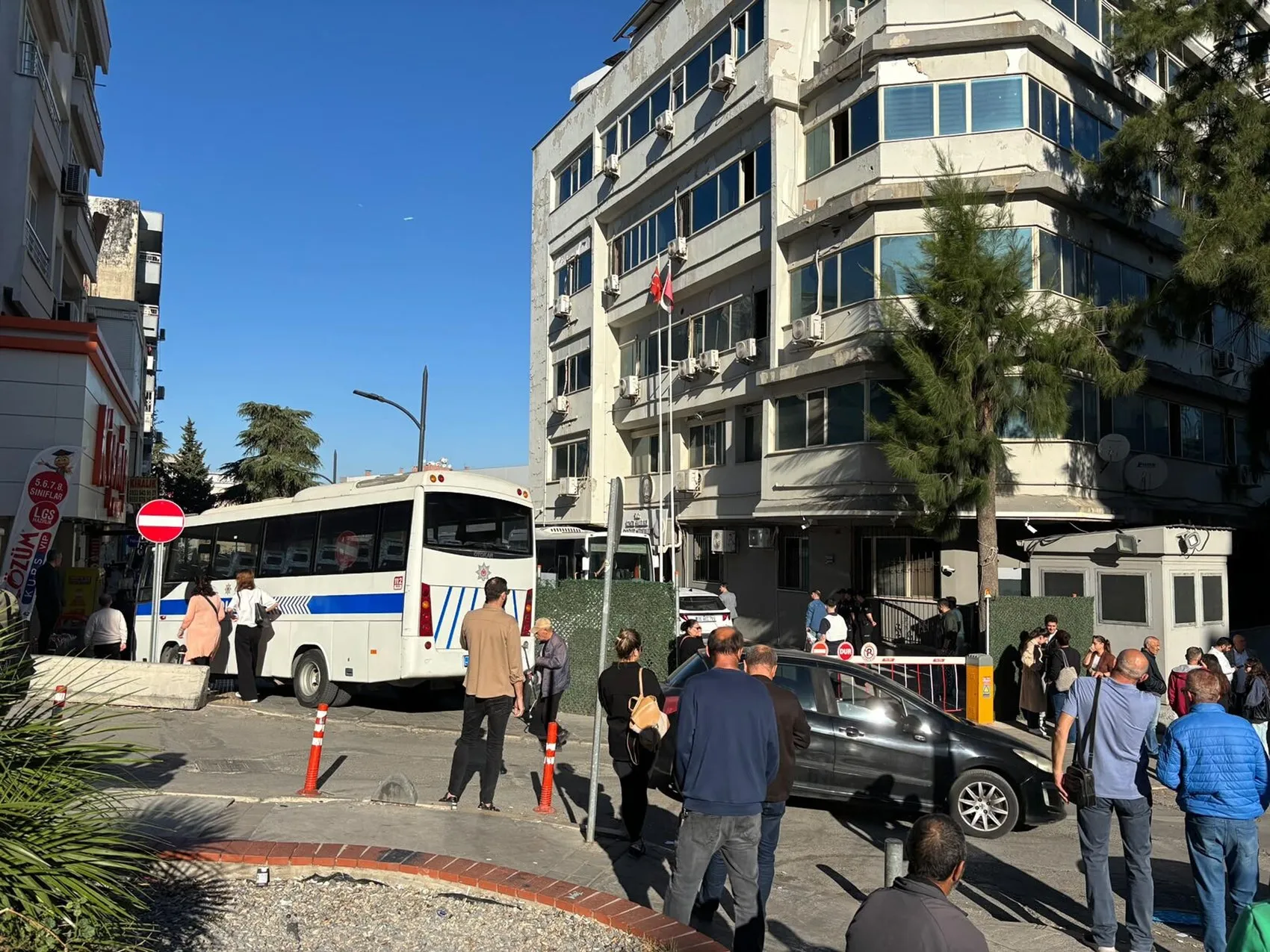 Bayraklı Belediyesi’nde 20 milyonluk vurgun iddiası: Eski başkan ve oğlu dahil 46 gözaltı