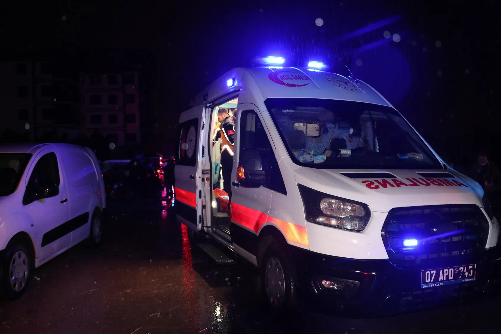 Antalya'da gece yarısı dehşeti: Şantiyeyi yerle bir eden hortum 4 can aldı