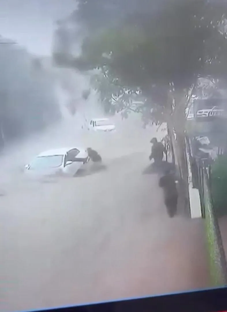 Sarıyer'de sular yükselirken o anı bekledi: Esnafın cesur hamlesi hayat kurtardı