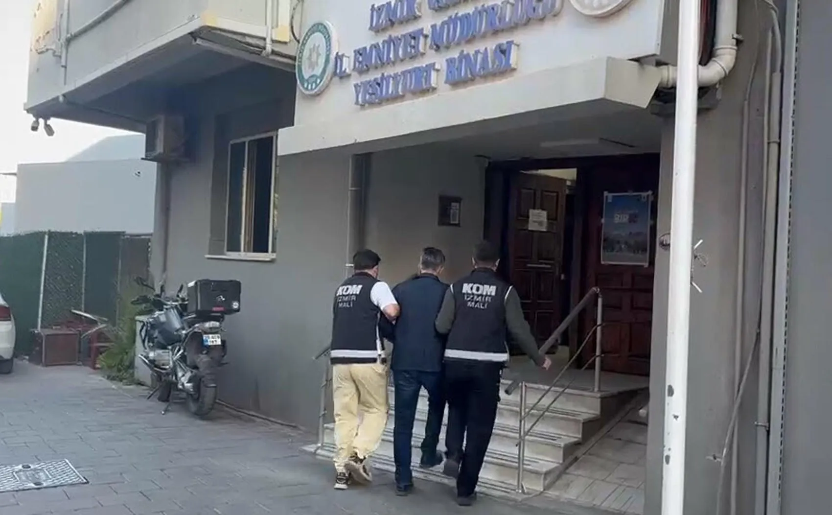 Bayraklı Belediyesi’nde 20 milyonluk vurgun iddiası: Eski başkan ve oğlu dahil 46 gözaltı