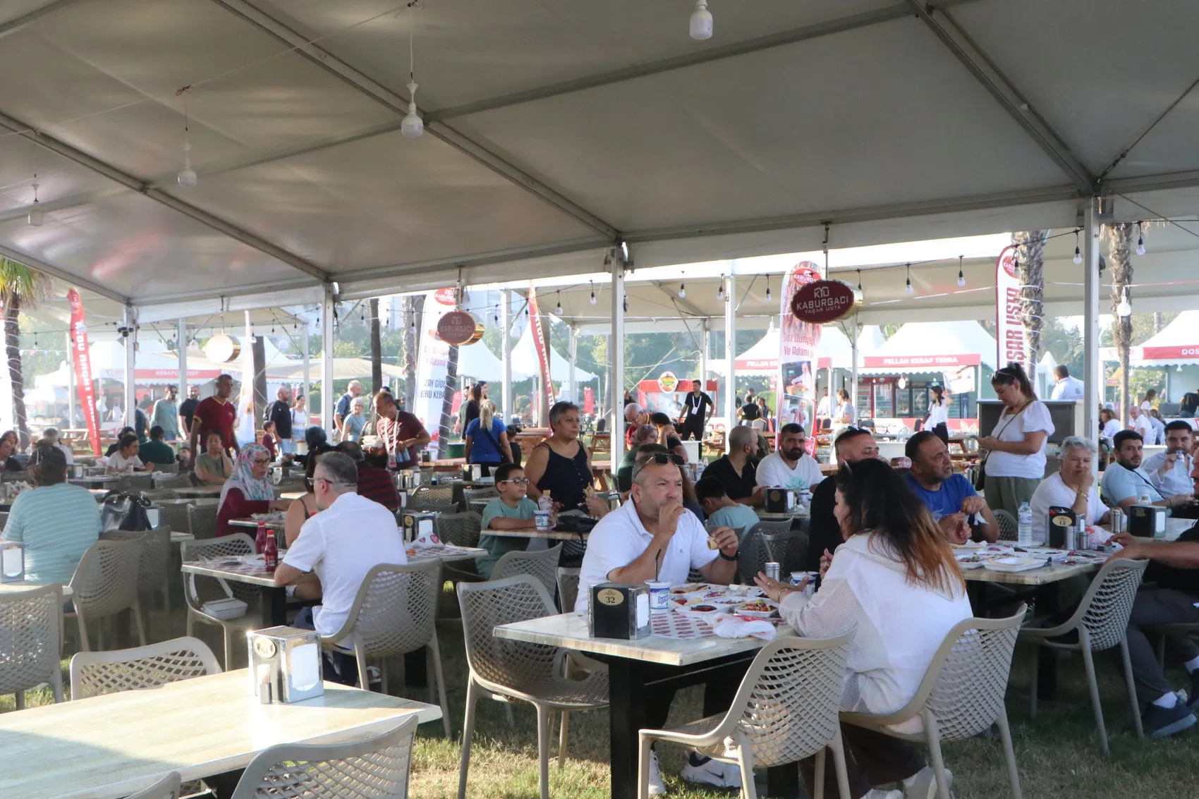 Adana'da dev mangal ateşi 10'uncu kez lezzet tutkunları için yandı