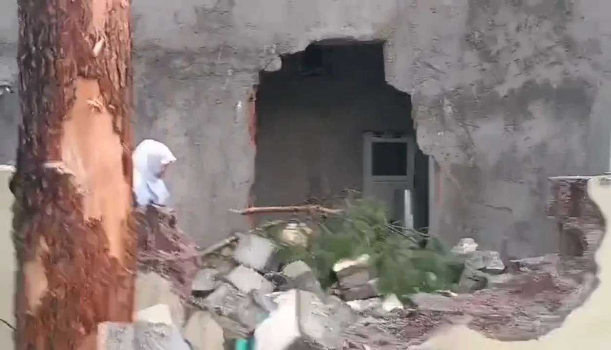 Diyarbakır'da korkutan anlar: Minare evin üzerine böyle çöktü