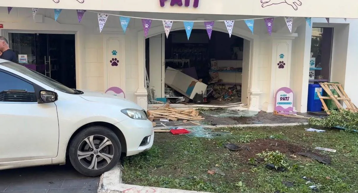 Kadıköy'de dehşet anları: Kontrolden çıkan otomobil marketin içine daldı