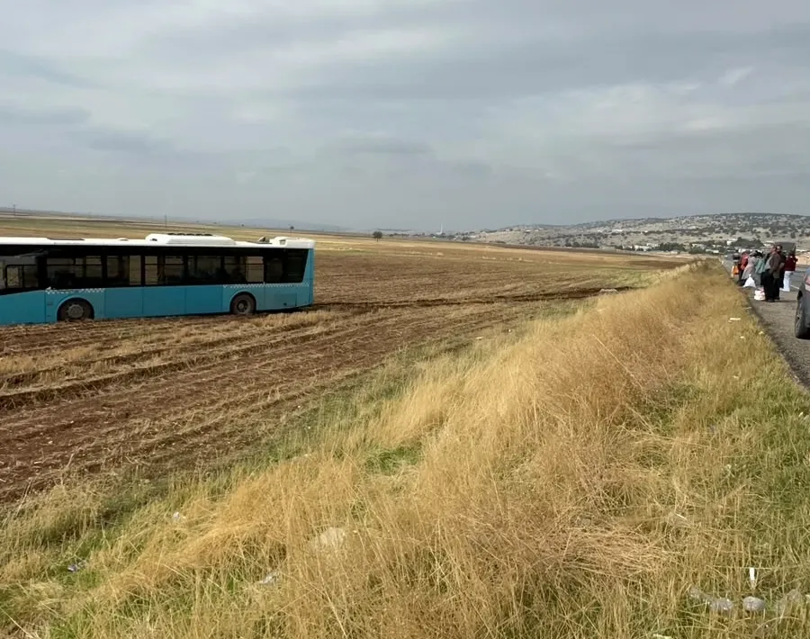 Diyarbakır'da korku dolu anlar: Freni boşalan otobüs tarlaya daldı