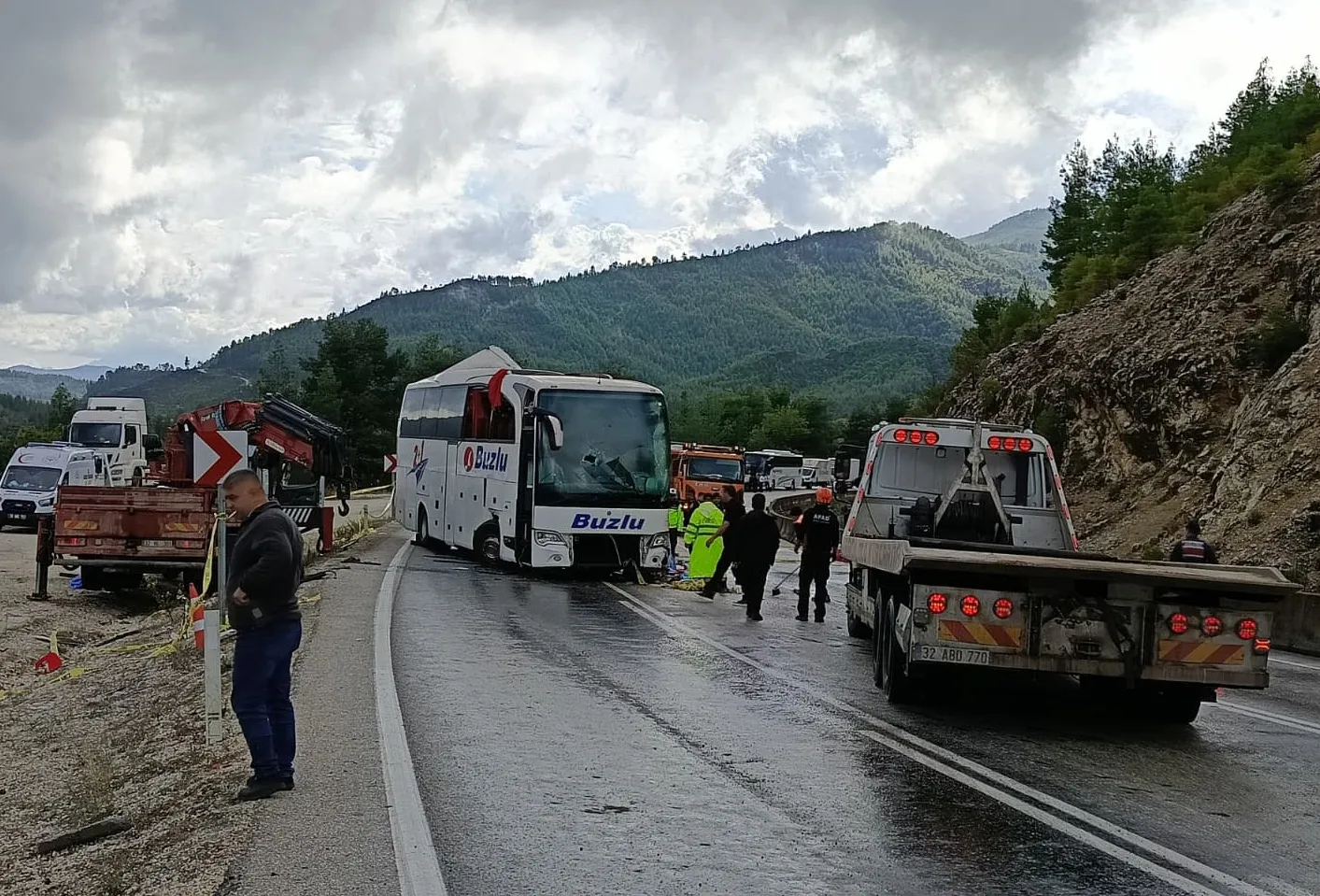 Isparta-Antalya hattında acı bilanço: Yolcu otobüsü devrildi
