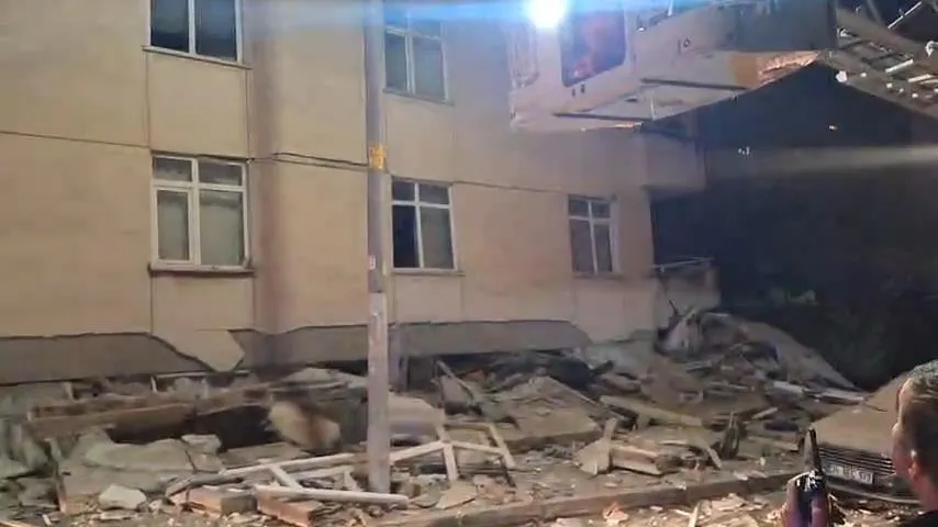 Maltepe'de korku dolu anlar: 6 katlı apartman yerle bir oldu