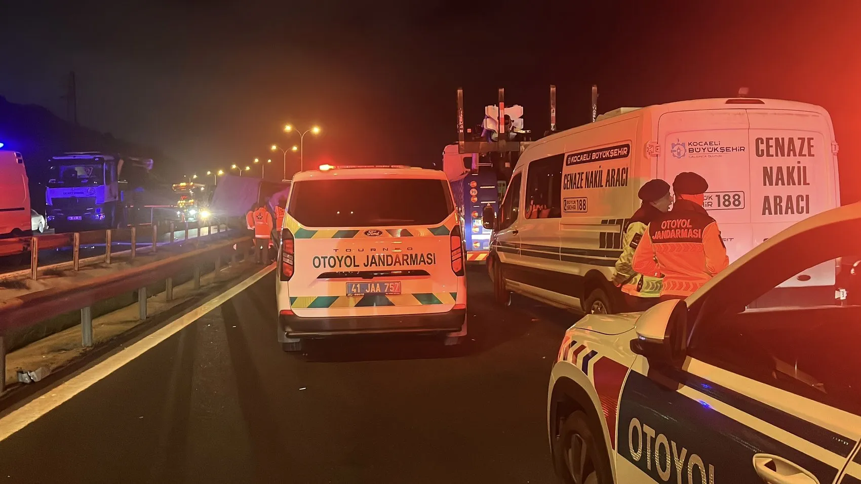 TEM Otoyolu'nda dehşet anları: Refüjü aşan TIR faciaya yol açtı