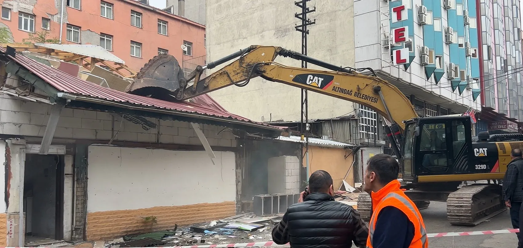 Başkentin kalbinde operasyon: Asayişi bozan yapılar yerle bir edildi