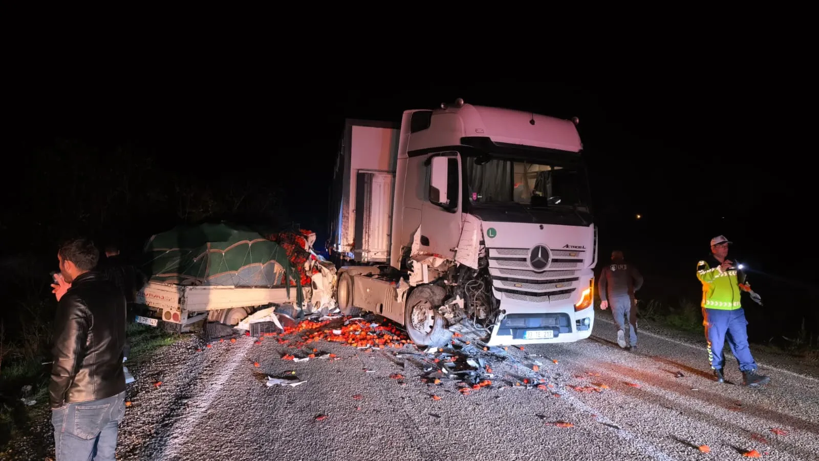 İnegöl yolunda dehşet anları: Domates yüklü kamyonet hurdaya döndü
