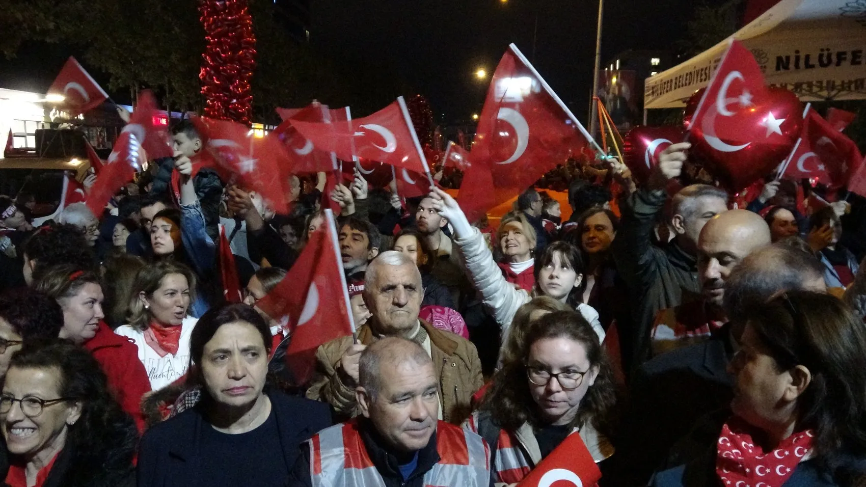 Bursa'da yağmur dinlemedi: Cumhuriyet coşkusu FSM'de zirveye ulaştı