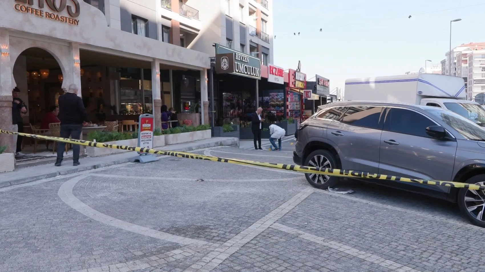 Esenyurt'ta dehşet anları: Kuyumcuya kurşun yağdırdı, yoldan geçen sürücünün aracını gasp edip kaçtı