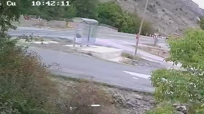 Gümüşhane'de saniyelerle gelen mucize: Durakta beklerken ölümden döndü