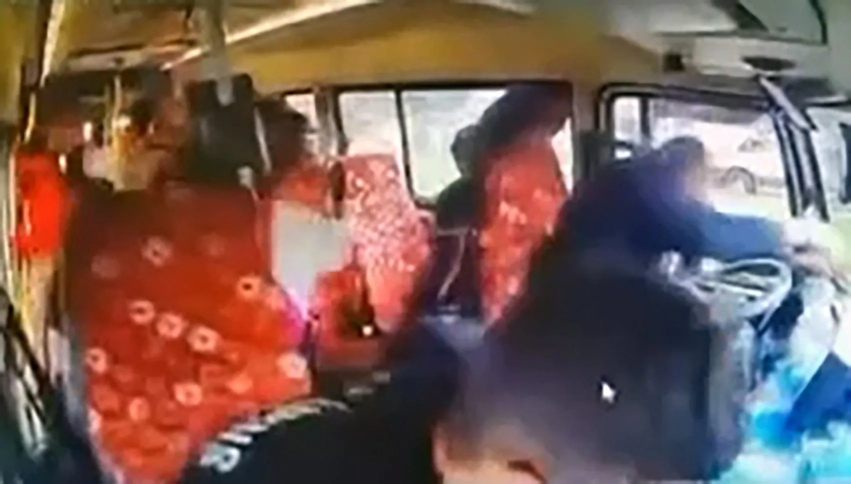 Direksiyon başındaki dikkatsizlik faciaya davetiye çıkardı: Yolcularla sohbet ederken çarptı