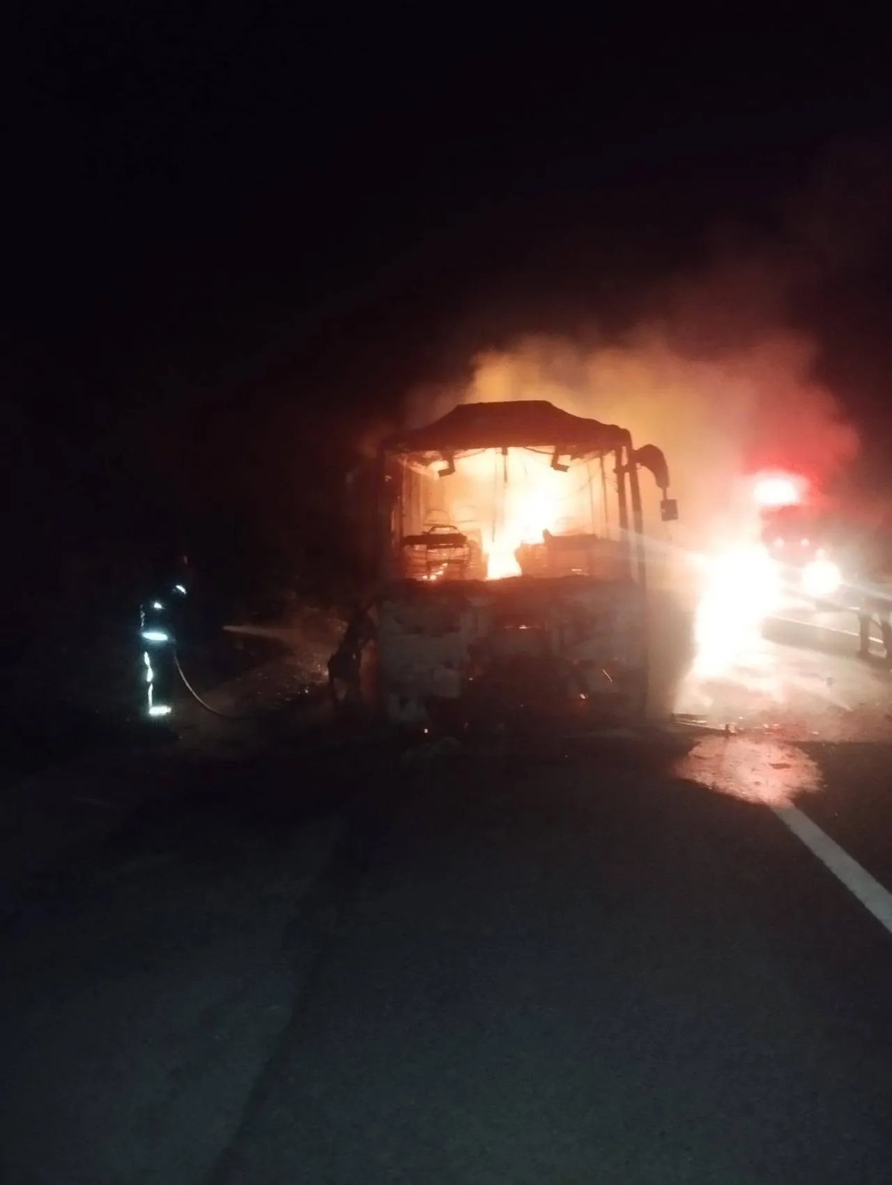 Gece yarısı dehşeti: Seyir halindeki araç küle döndü