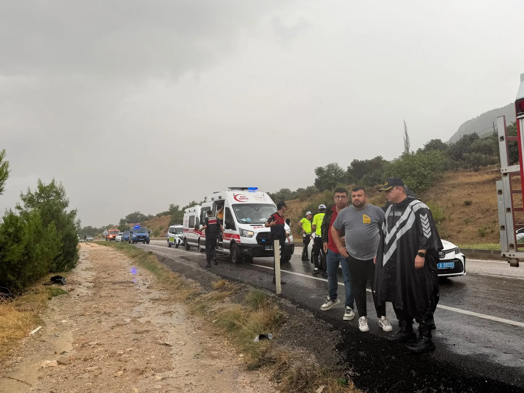 Silifke yolunda dehşet anları: Kontrolden çıkan minibüs bahçeye uçtu