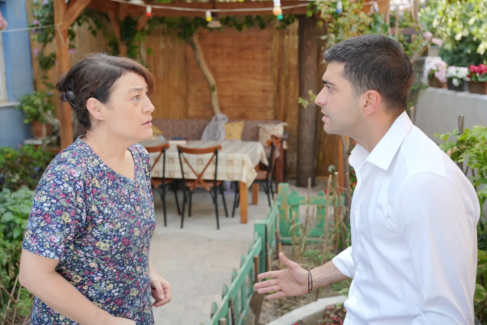 Nergis Öztürk'ün sahnedeki ustalığı ödülle taçlandı: Nimet karakteriyle ekranı, tiyatroyla jüriyi büyüledi