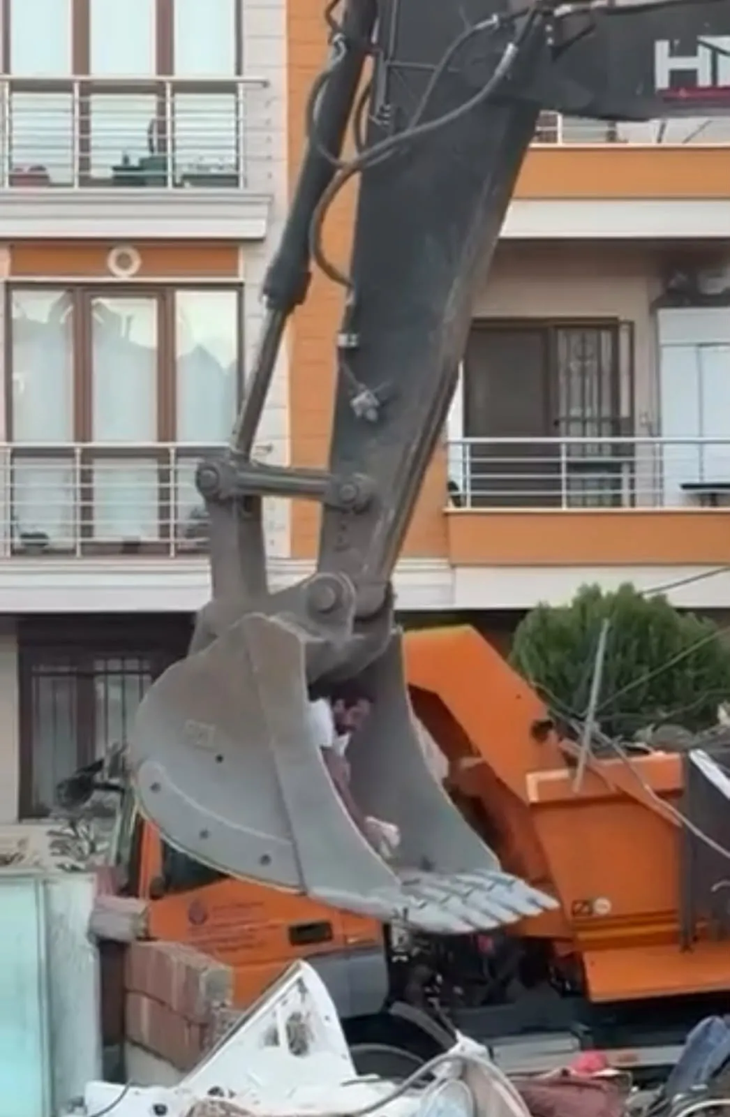 Yıkıntılar arasında bir yaşam belirtisi: Maltepe'deki enkazdan mucize kurtuluş