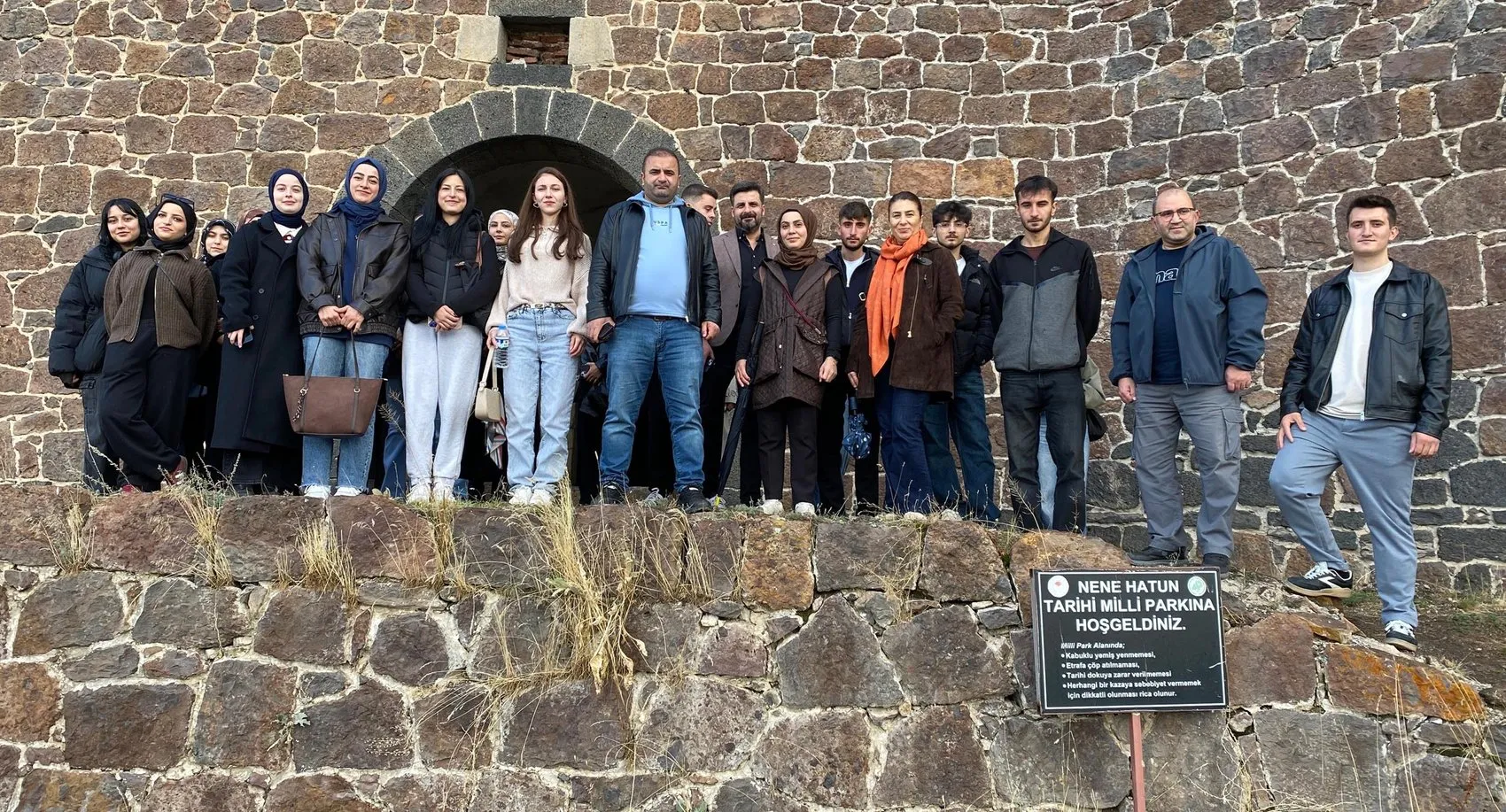 Erzurum'un genç turizmcileri şehri keşfediyor: Tarihi tabyalarda ilk ders