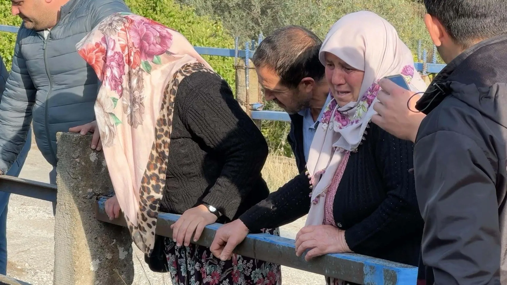 Efeler'de köprü faciası: Dereye uçan araçtan sağ çıktılar