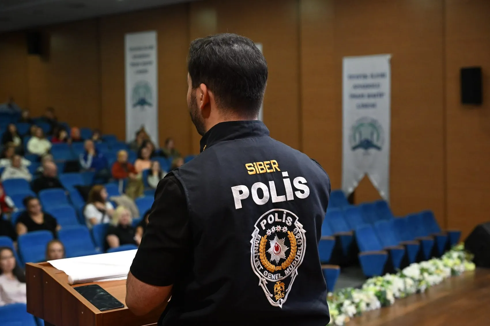 Başkentte okul önlerinde sıkı takip: 20 günde binlerce kişi mercek altına alındı