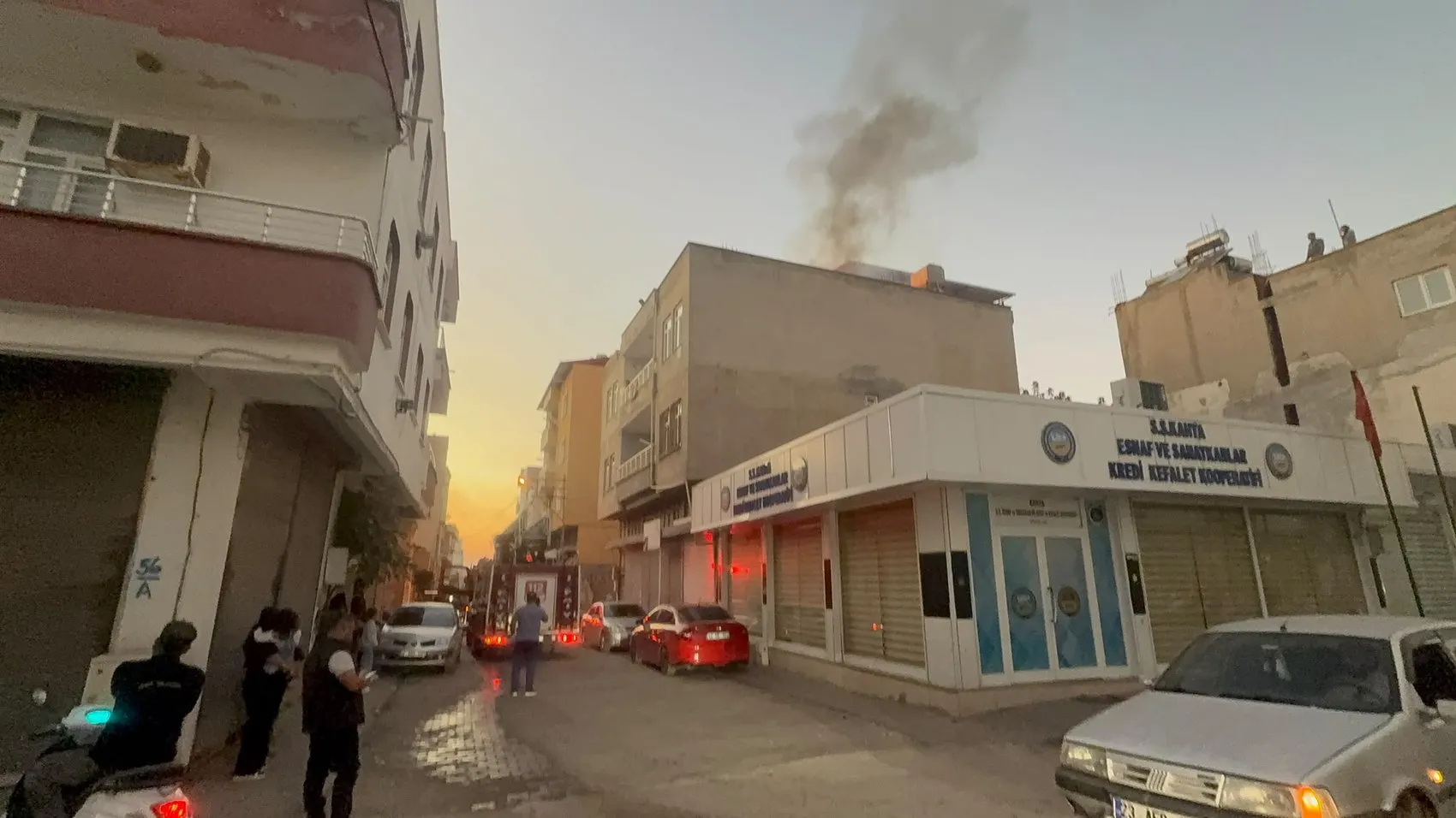 Kahta'da akşam saatlerinde korkutan çatı yangını