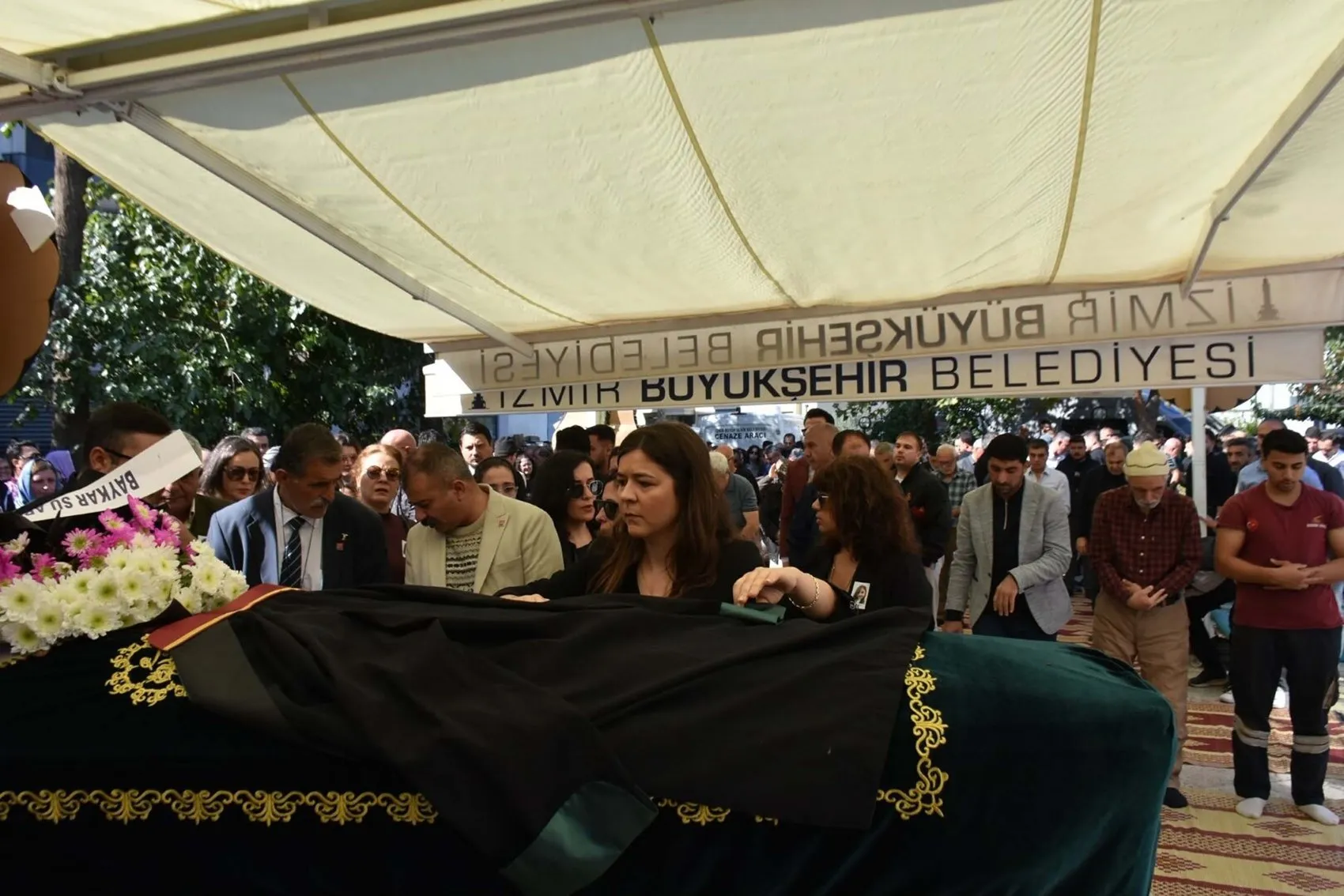 Genç avukatın hayalleri yarım kaldı: Tabutuna giyemediği cübbesi serildi