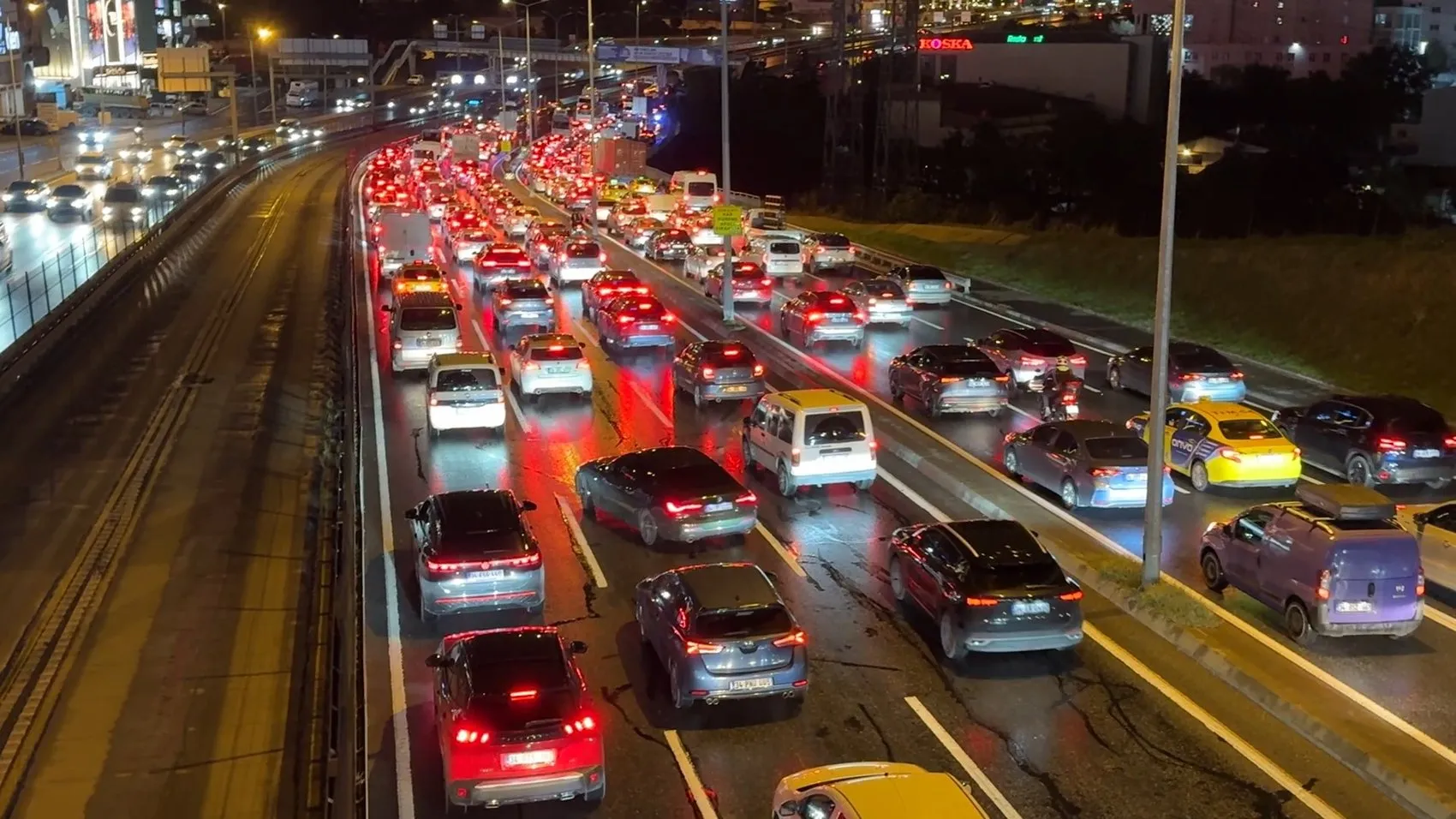 Avcılar'da geceyi kabusa çeviren zincirleme kaza: 4 yaralı