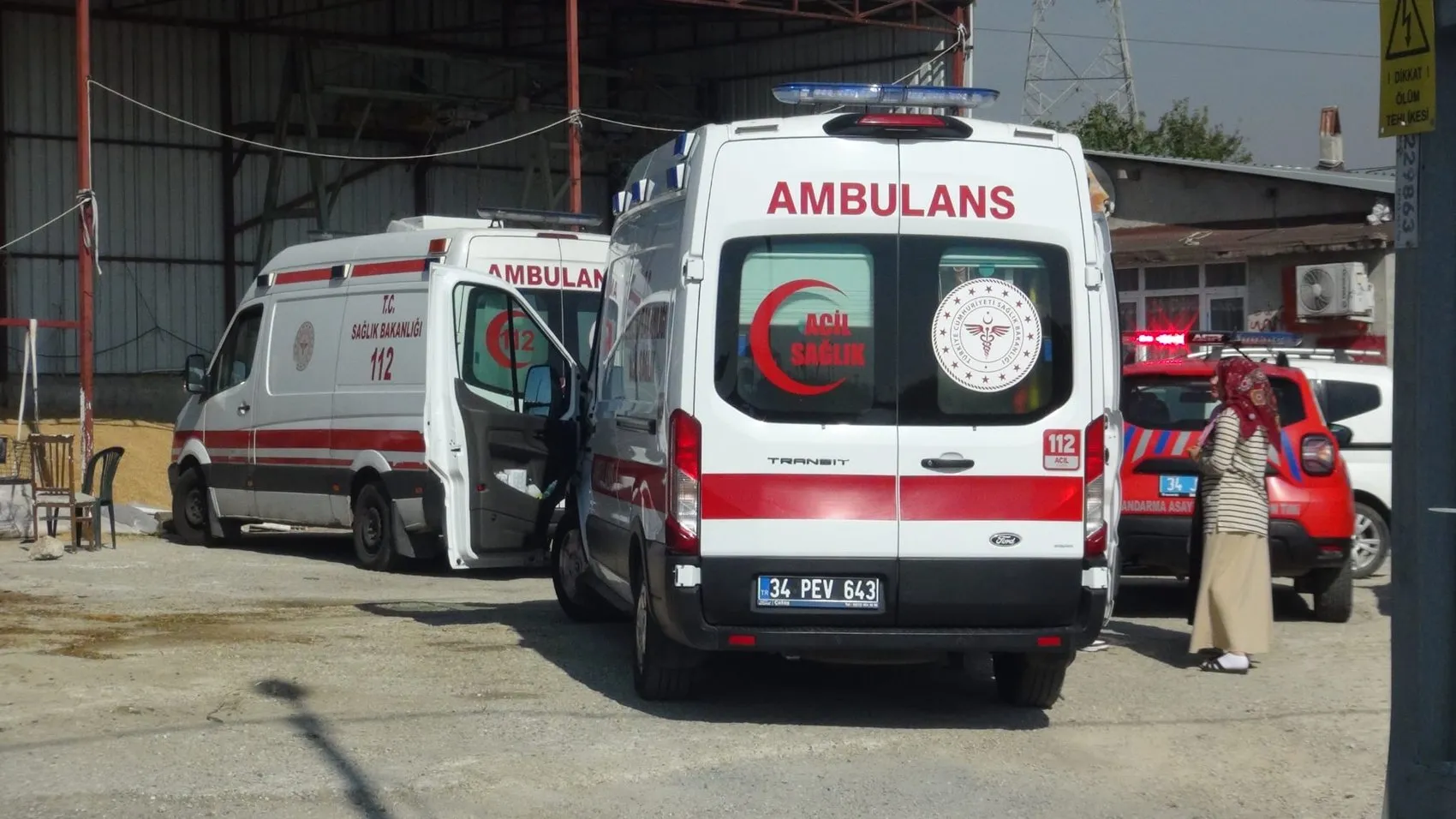 Silivri'de yürek yakan manzara: Ahır yangını sonrası besici çift hastanelik oldu