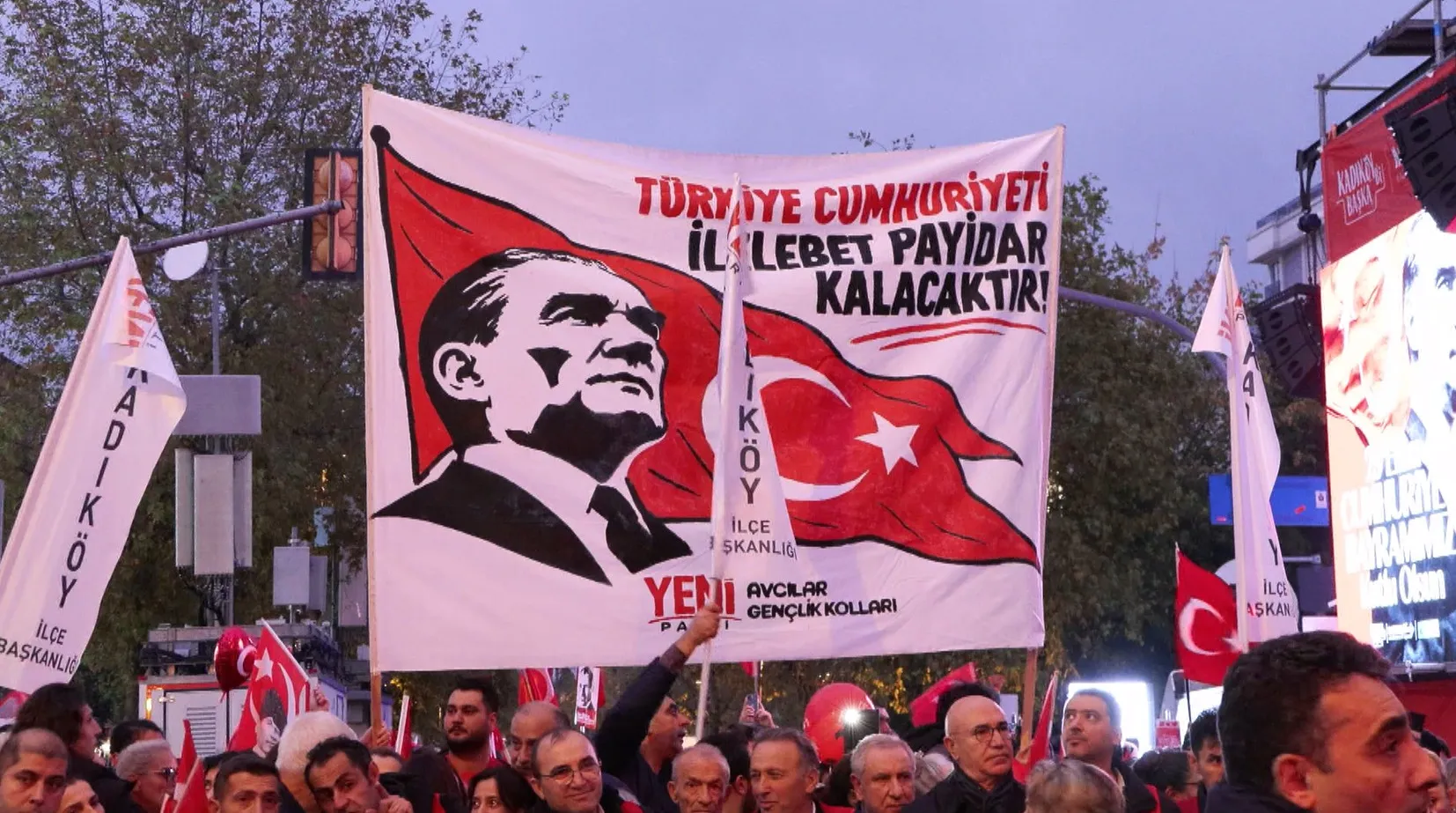 Bağdat Caddesi'nde Cumhuriyet coşkusu: 86 milyonun çatısı altında buluştular