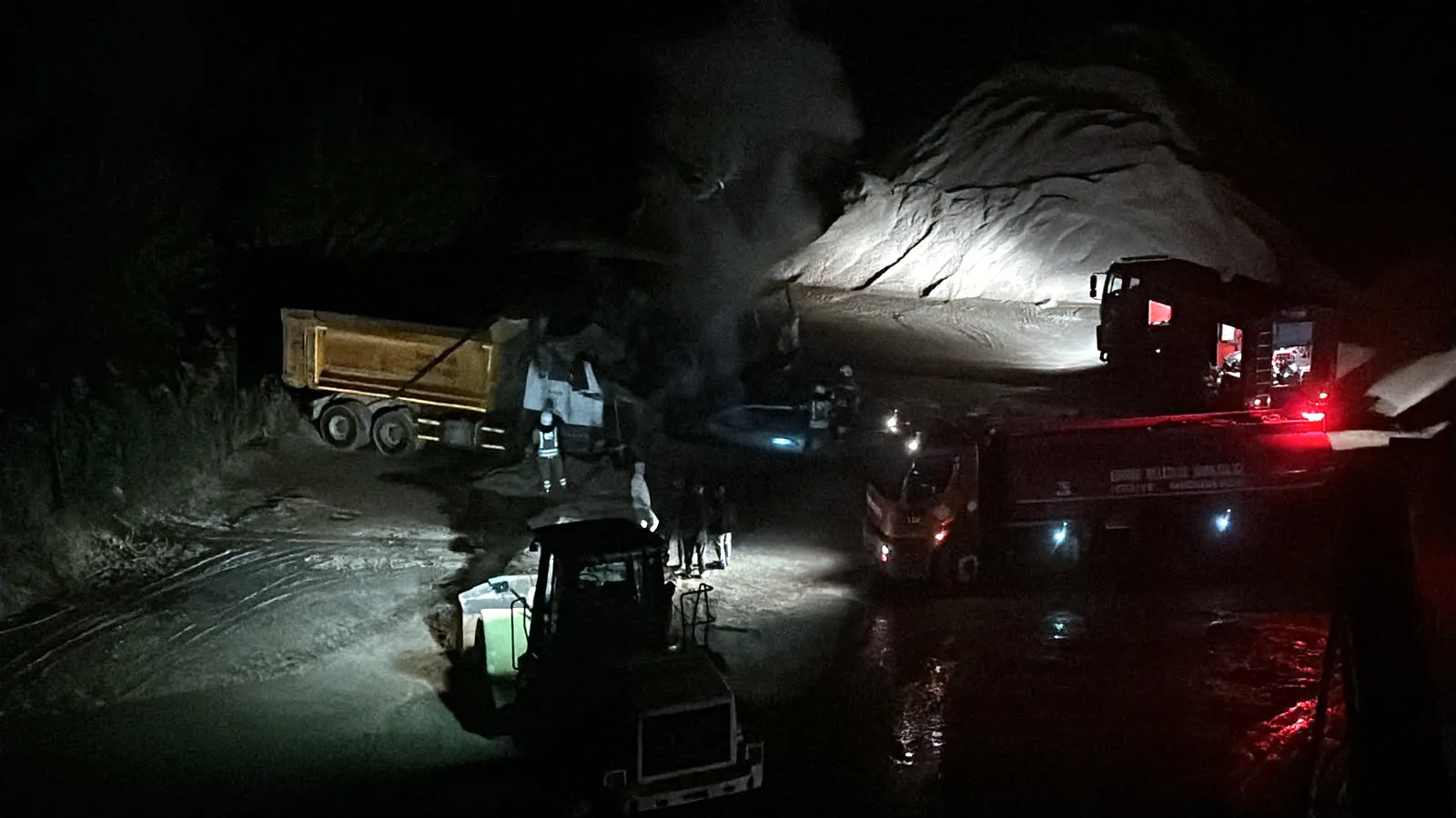 Edirne'de gece yarısı dehşeti: Kum ocağında park halindeki araçlar küle döndü
