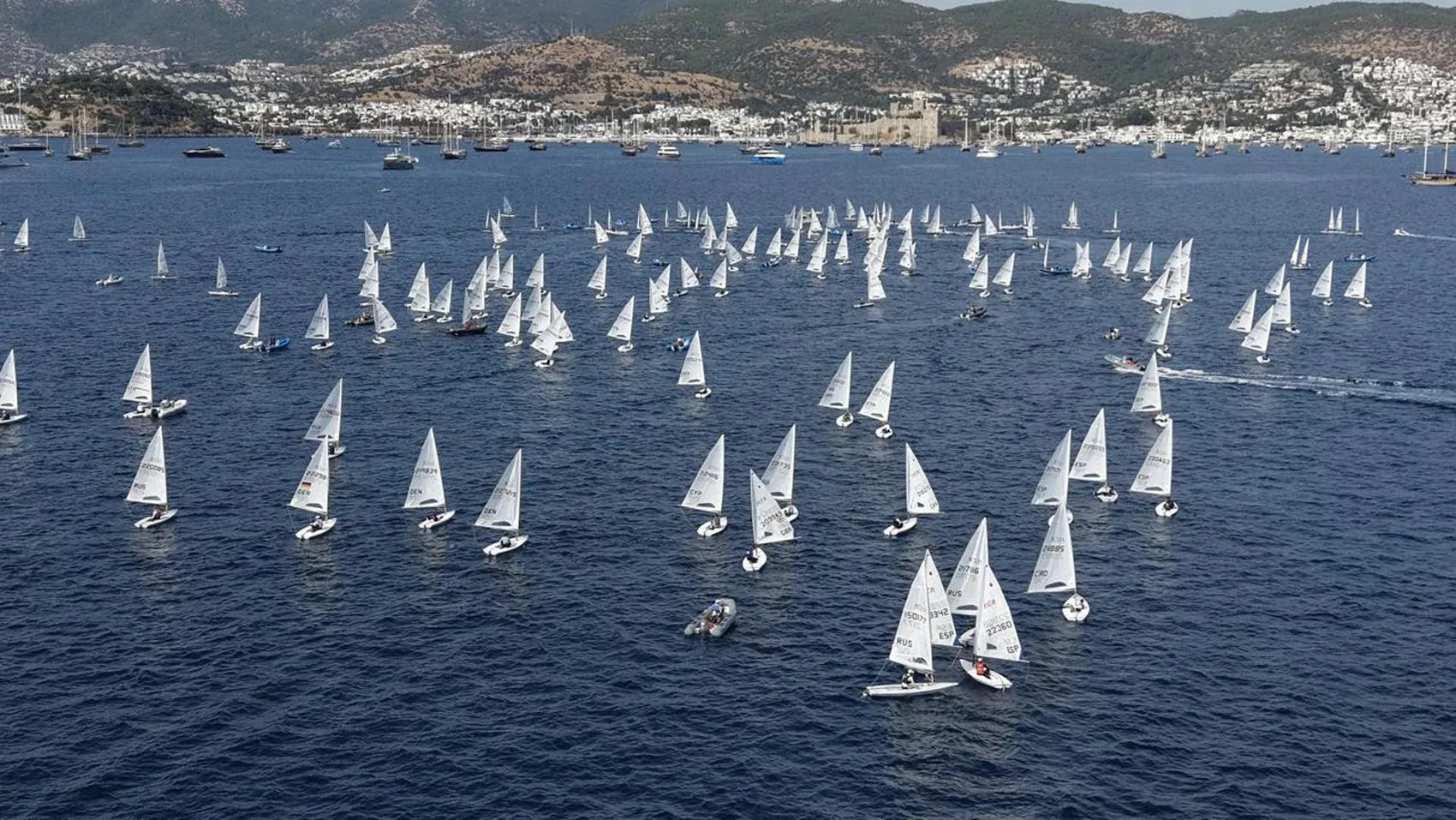 Bodrum'un Mavi Sularında Dev Buluşma: 39 Ülkeden Genç Yelken Yıldızları Şampiyonluk İçin Yarışıyor