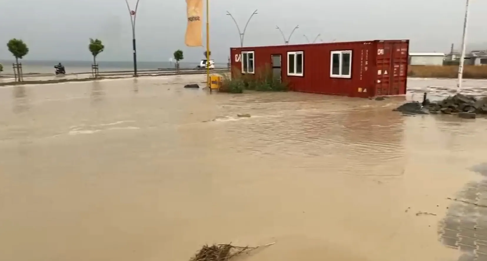 Arsuz'da doğa öfkesini gösterdi: Tarım alanları sular altında kaldı