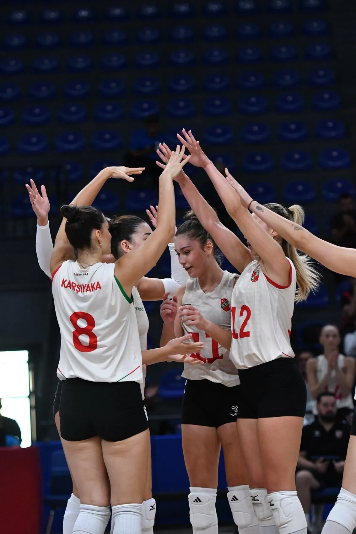 Karşıyaka taraftarına voleybol şöleni: Tribünler kapılarını ücretsiz açıyor