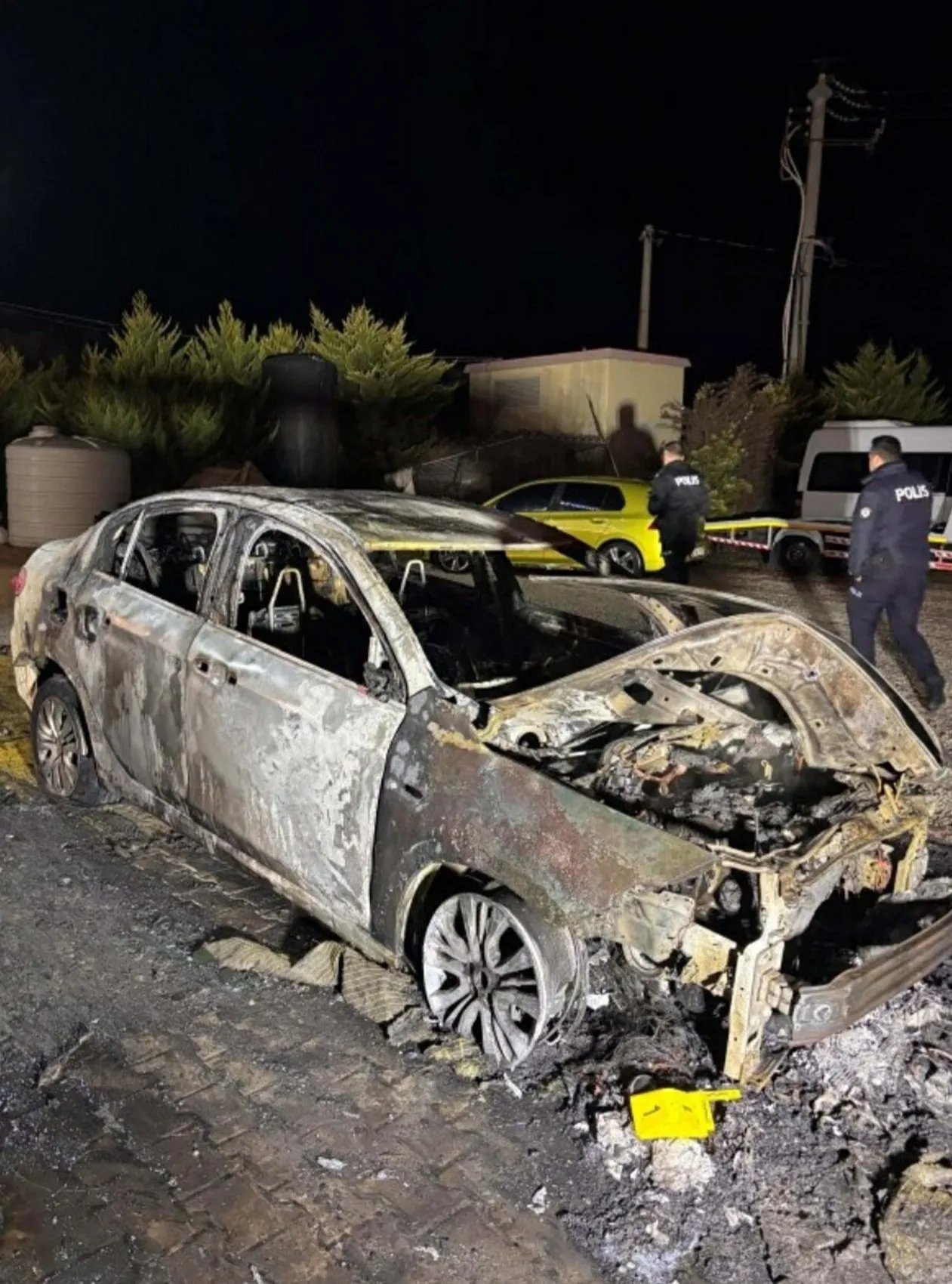 Kuşadası'nda gece yarısı dehşeti: Otomobiller alevlere teslim oldu