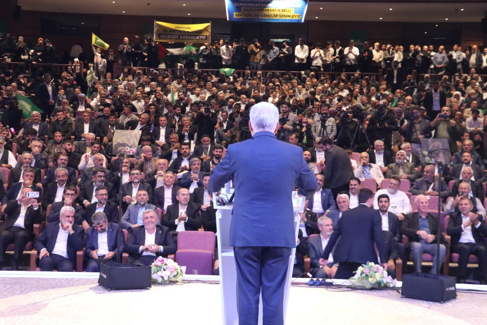 Zekeriya Yapıcıoğlu'ndan Diyarbakır'da Tarihi Çağrı: Silahın Gölgesi Kalkmalı