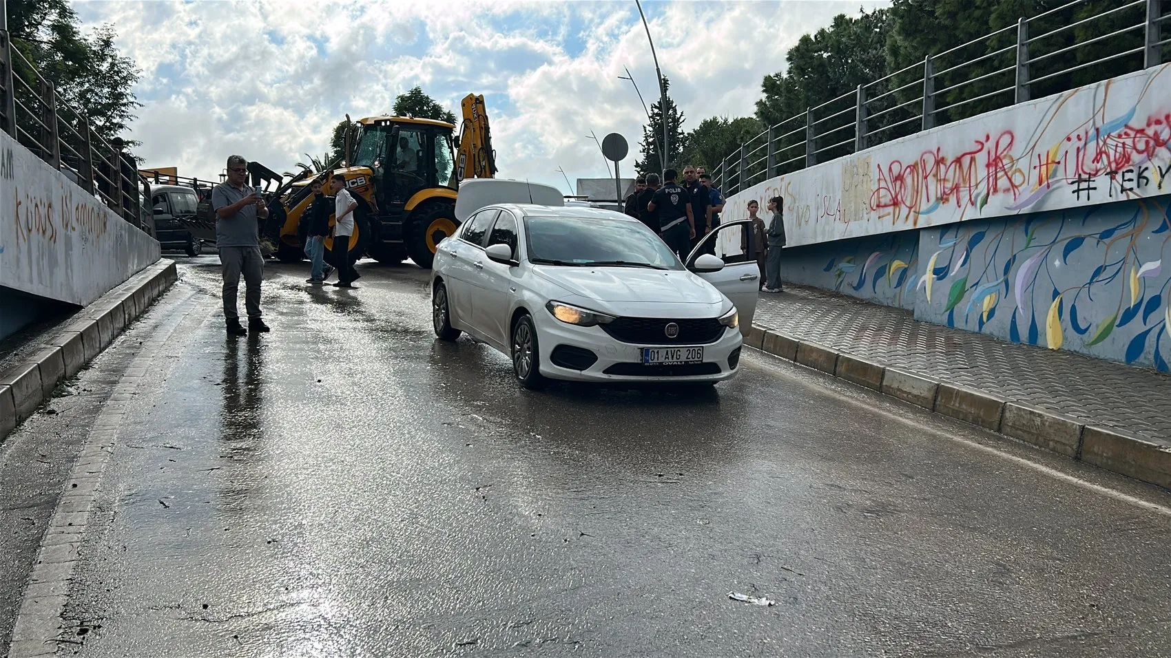 Adana'da kabus dolu anlar: Alt geçitte mahsur kalan baba ve çocukları ölümden döndü